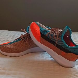 Ultra lightweight tennis shoes